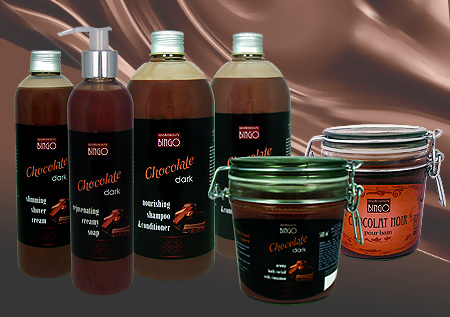 Zestaw kosmetyków Bingo Chocolate Dark: krem do kąpieli, mydło, szampon, odżywka i peeling w słoikach, na czekoladowym tle.