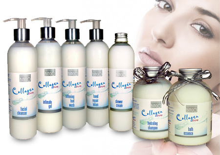 Zestaw kosmetyków kolagenowych w białych butelkach z pompkami i srebrnymi detalami, etykiety z niebieskim napisem, na rozmytym tle twarz kobiety.