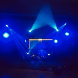 Good sound - Scena oświetlona niebieskimi reflektorami, z podświetlonym podestem i dekoracją z balonów. Efektowne oświetlenie tworzy atmosferę imprezy.