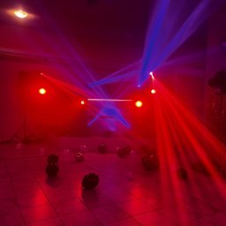Good sound - Oświetlenie sceniczne w czerwieni i błękicie, z czarnymi balonami na podłodze z płytek. Efektowne światła tworzą atmosferę imprezy.