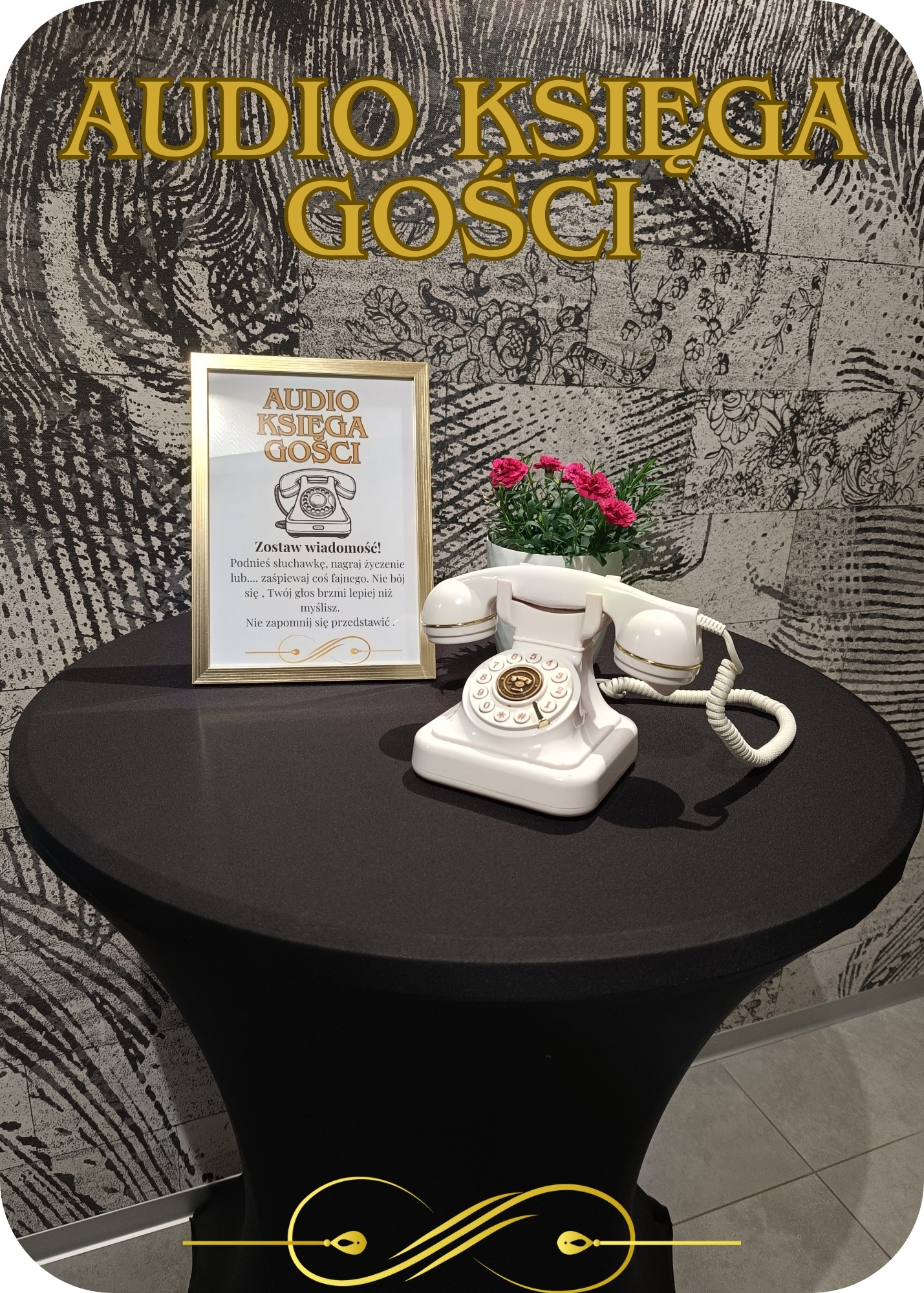 Audio księga gości: biały telefon retro na czarnym stoliku, obok ramka z instrukcją i kwiaty. Dekoracja na imprezę, oryginalna pamiątka.