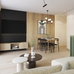 House Concept Design - Nowoczesne wnętrze: salon z aneksem kuchennym. Drewniana ściana z TV, stół z krzesłami, zielona zabudowa kuchenna. Jasne podłogi i sofa. Minimalistyczny design.