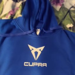 Bluzy i koszulki wykonane dla miłośników motoryzacji, w tym przypadku na jeden z największych zlotów Cupry.