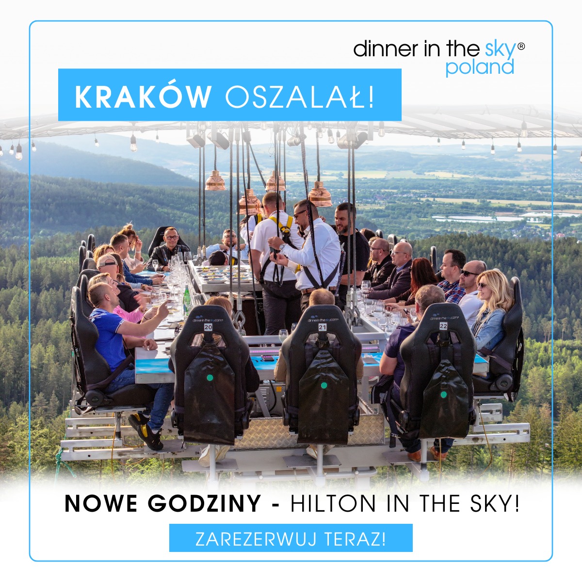 Dinner in the Sky Poland: Grupa osób spożywa posiłek przy stole zawieszonym nad lasem, z widokiem na góry. Reklama wydarzenia z hasłem 'Kraków oszalał!'.