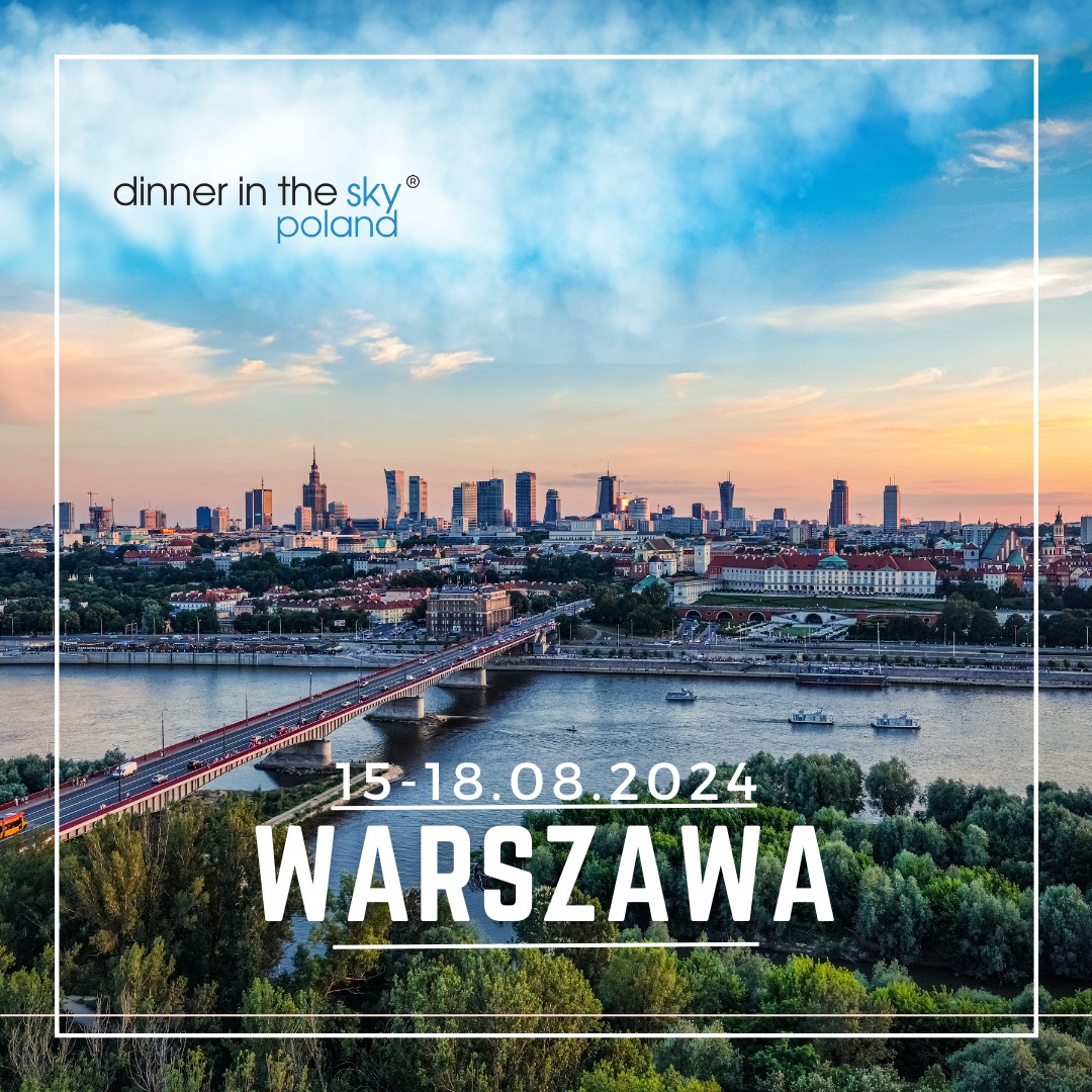 Panorama Warszawy o zmierzchu z mostem, rzeką i zielenią. U góry logo 'Dinner in the Sky Poland' i data '15-18.08.2024'.