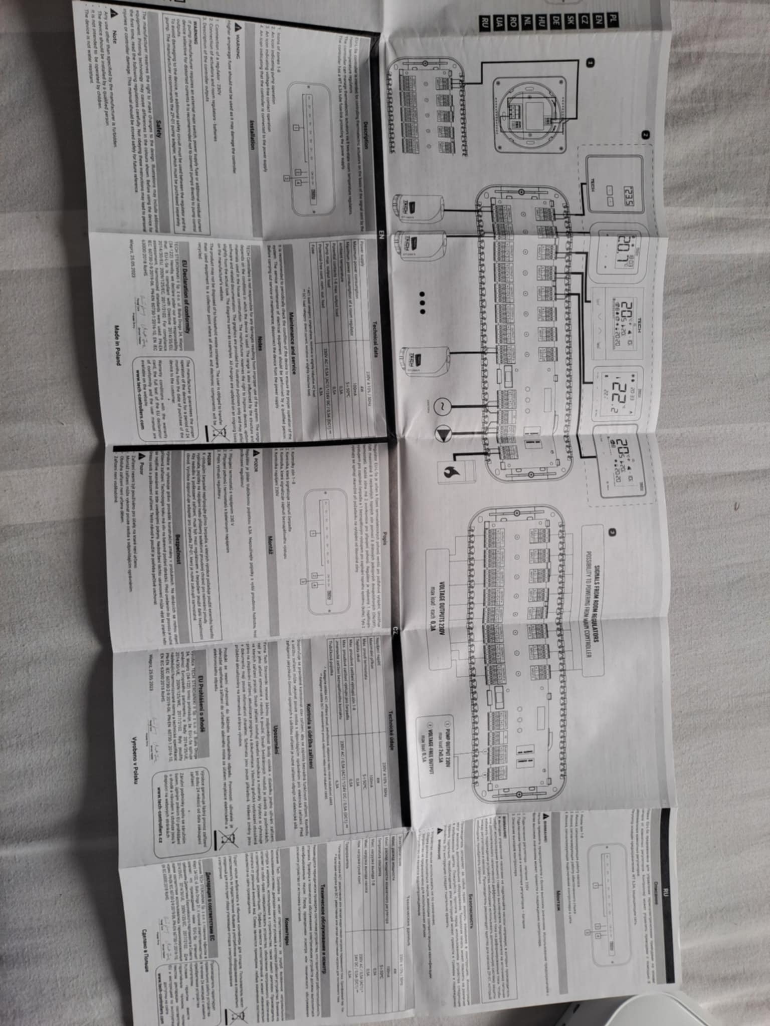 Instrukcja obsługi regulatora temperatury, schematy połączeń i dane techniczne w kilku językach, rozłożona na białym tle. Widoczne detale montażowe i elektryczne.