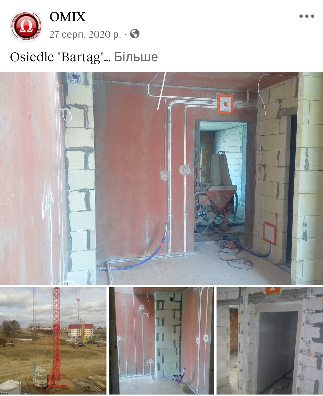 Wewnętrzne okablowanie elektryczne w surowym stanie budynku. Białe przewody prowadzone po ścianach z czerwonej cegły, puszki instalacyjne w otworach. Widok na wnętrze budynku.