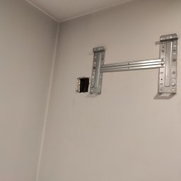 Marcin Frątczak - Metalowy stelaż montażowy klimatyzacji na ścianie, obok otwór na przewody, Gorzów Wielkopolski. Przygotowanie do instalacji klimatyzatora.