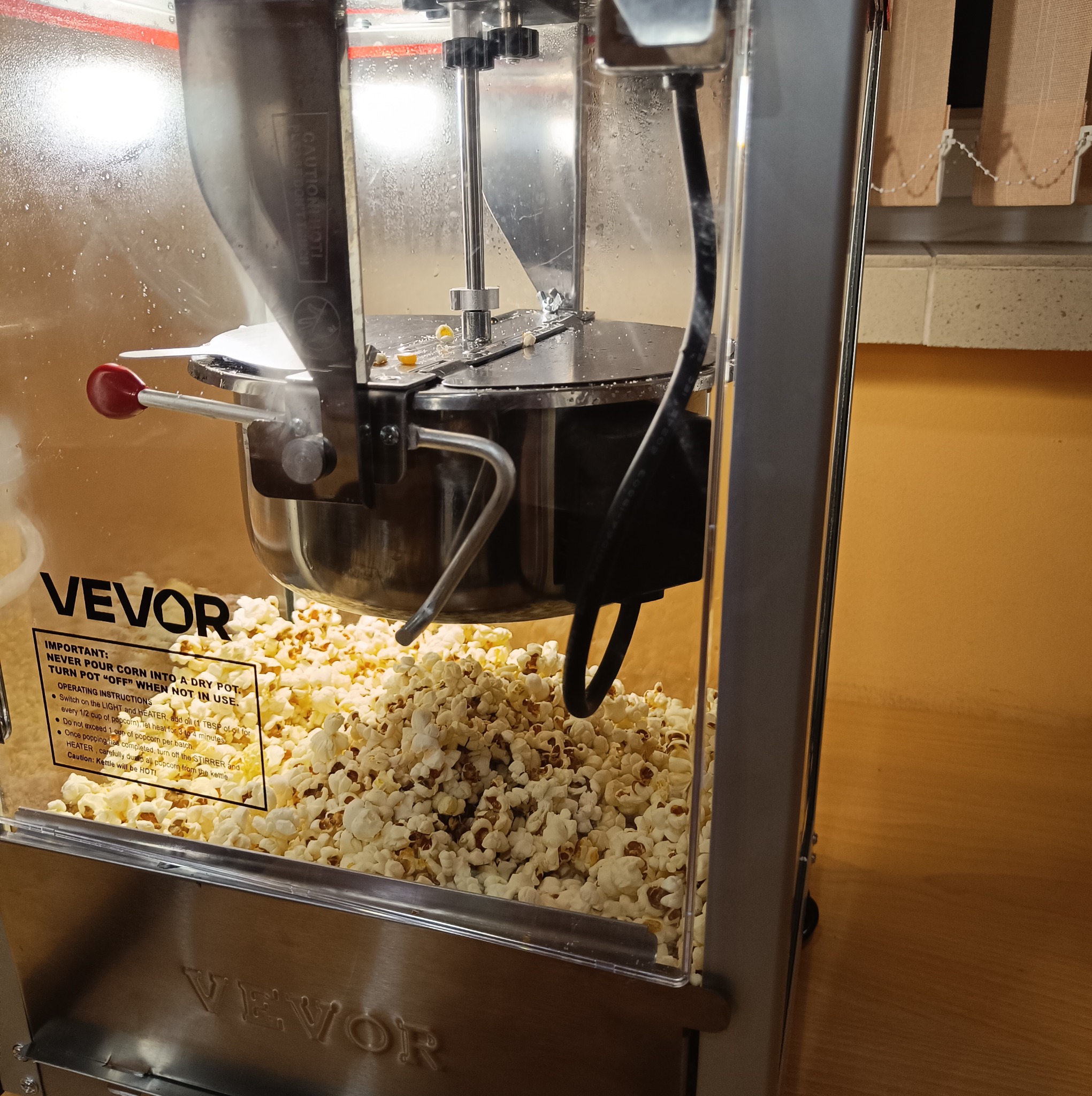 Automat do popcornu VEVOR z instrukcją obsługi, wypełniony świeżym popcornem. Idealny na imprezy i uroczystości, zwłaszcza dla dzieci.