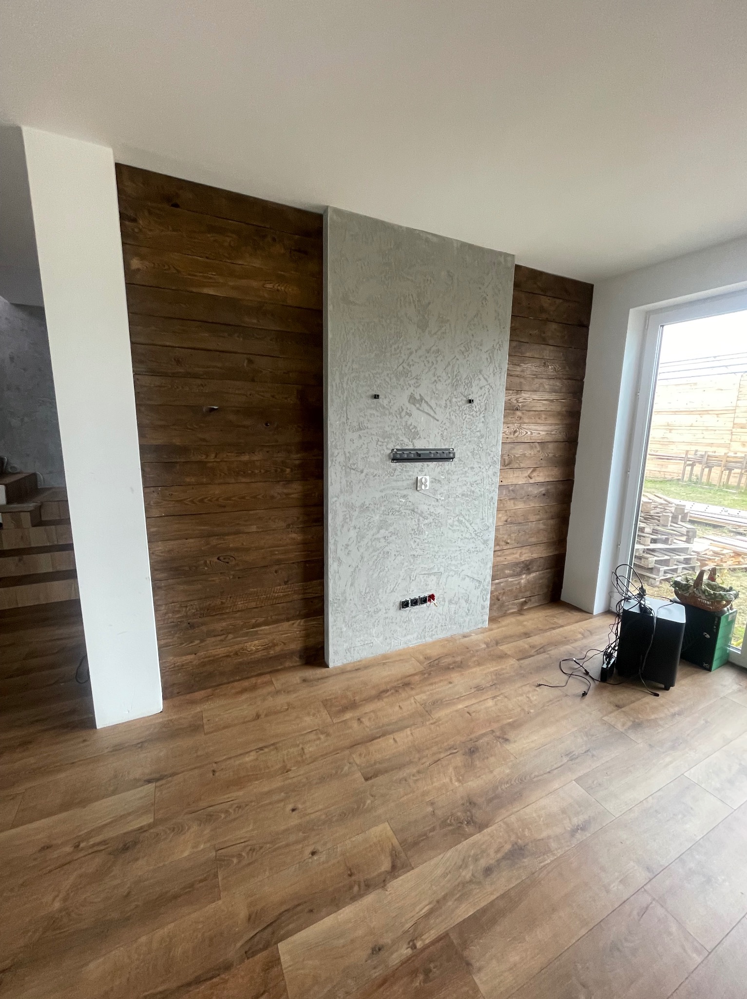 Beton architektoniczny i stare drewno