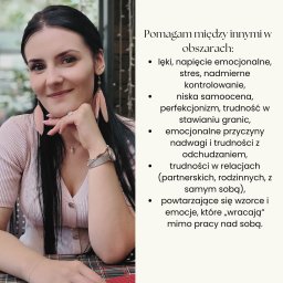 Przestrzeń Uwolnienia Anna Olszowy - Portret uśmiechniętej kobiety z listą obszarów pomocy (lęki, stres, relacje) w hipnoterapii. Długie, ciemne włosy, kolczyki z piórkami, jasna bluzka.