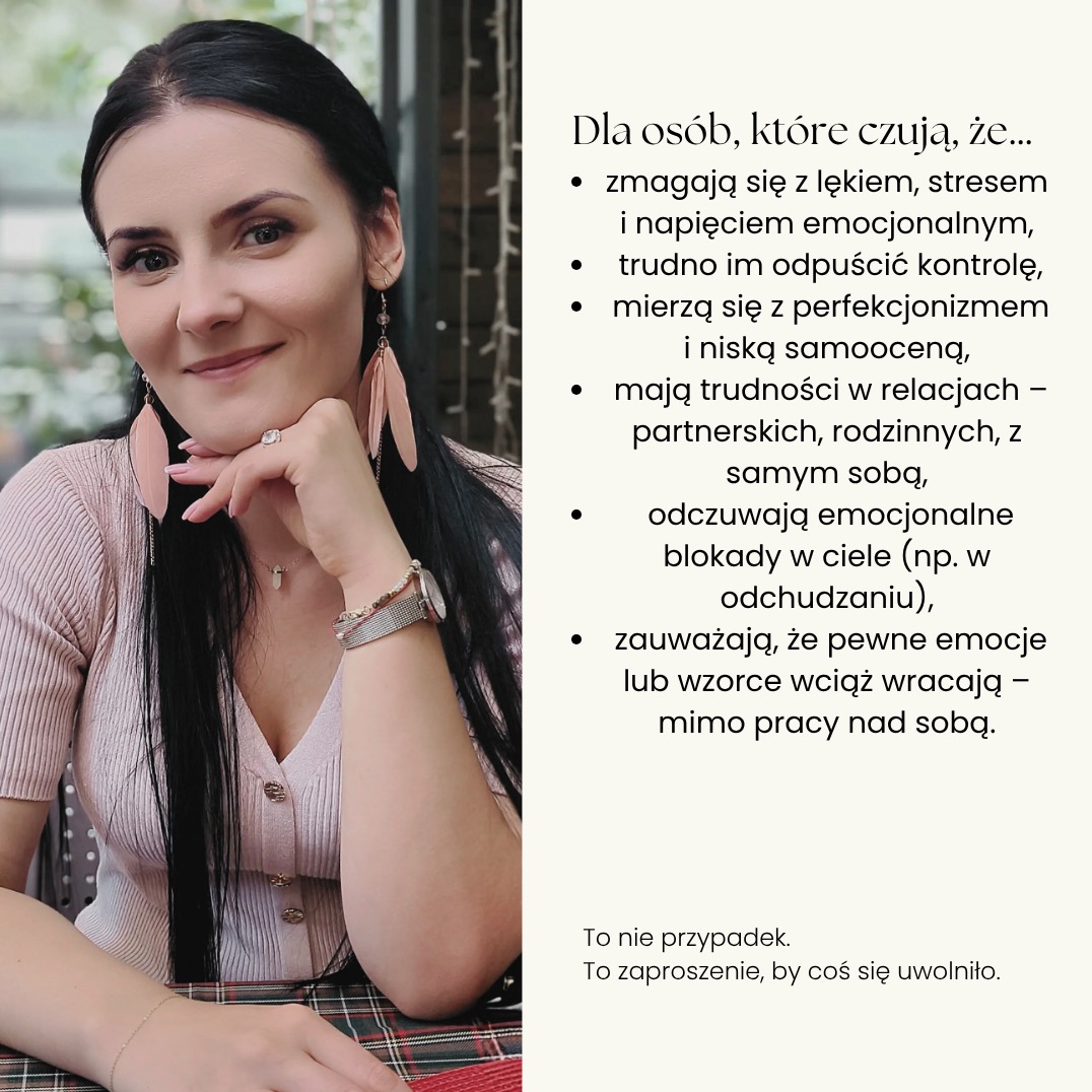 Portret kobiety z tekstem o emocjonalnych blokadach. Uśmiechnięta brunetka z kolczykami w kształcie piór, oparta o dłoń, z tekstem o lęku i trudnościach w relacjach.