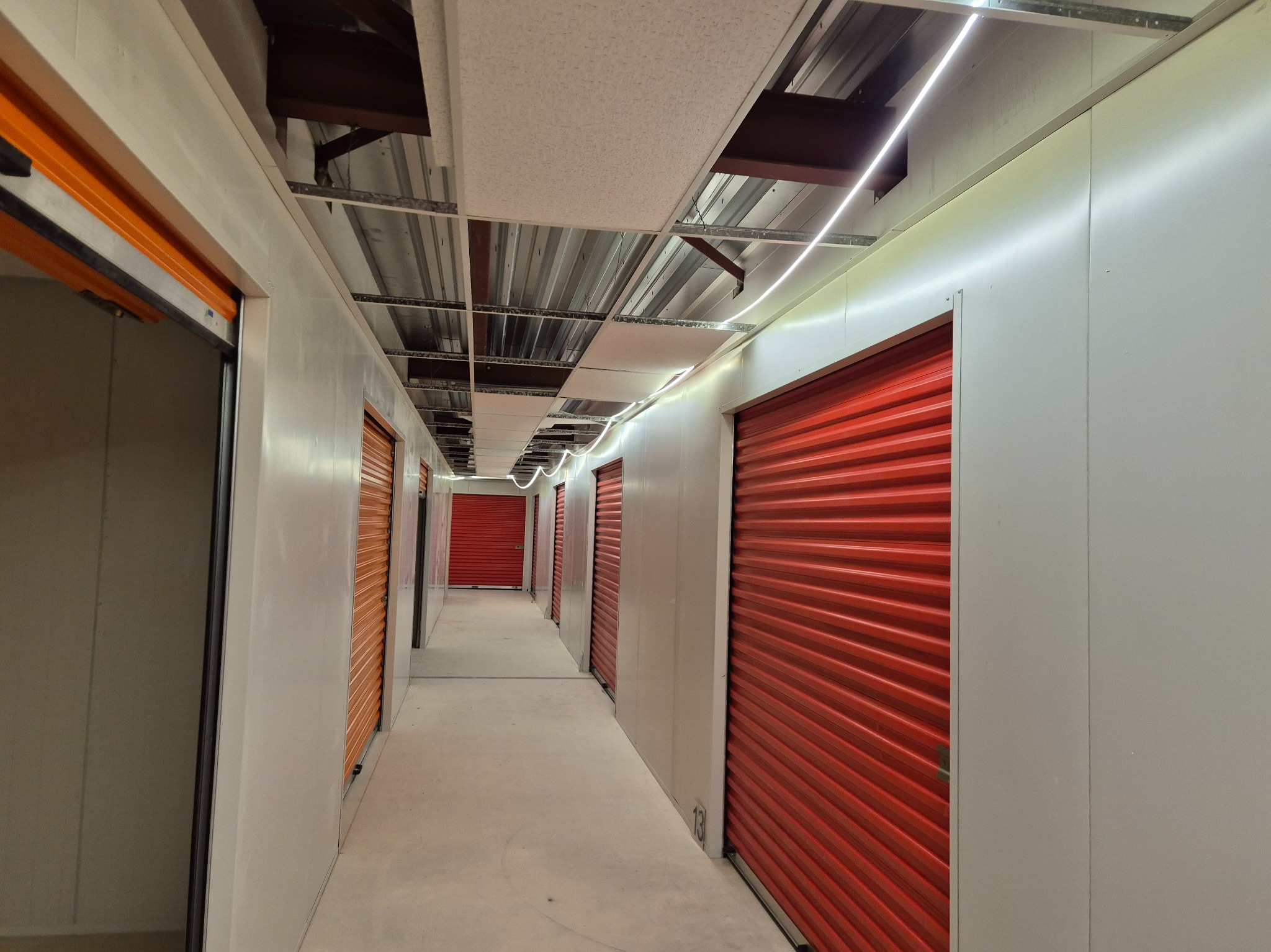 Pomieszczenia do wynajecia o roznych wielkościach z plyty warstwowej i bramy roletowej