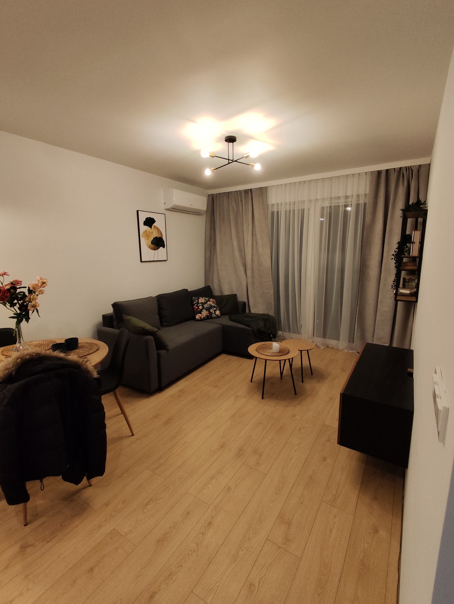 Gładzie,malowanie ,montaż karniszy, montaż lamp, skręcanie mebli, wieszanie obrazów.