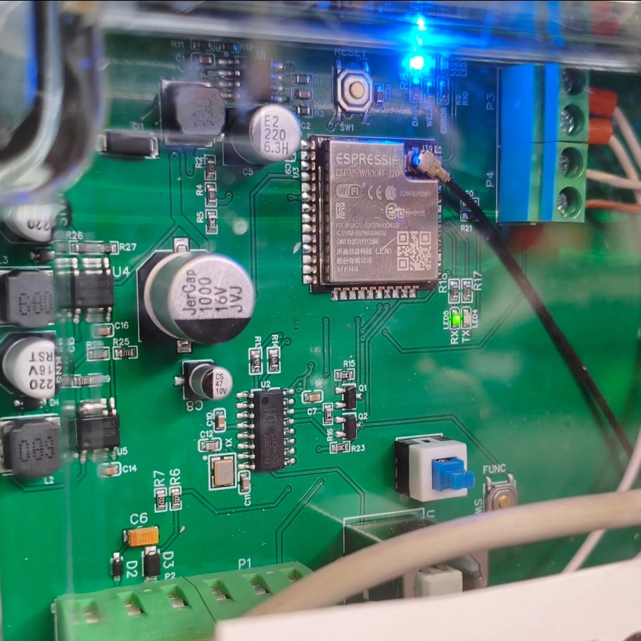 System pomiaru czasu pracy spawacza dla spawarek przemysłowych.