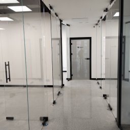 ścianki szklane z drzwiami pivotowymi