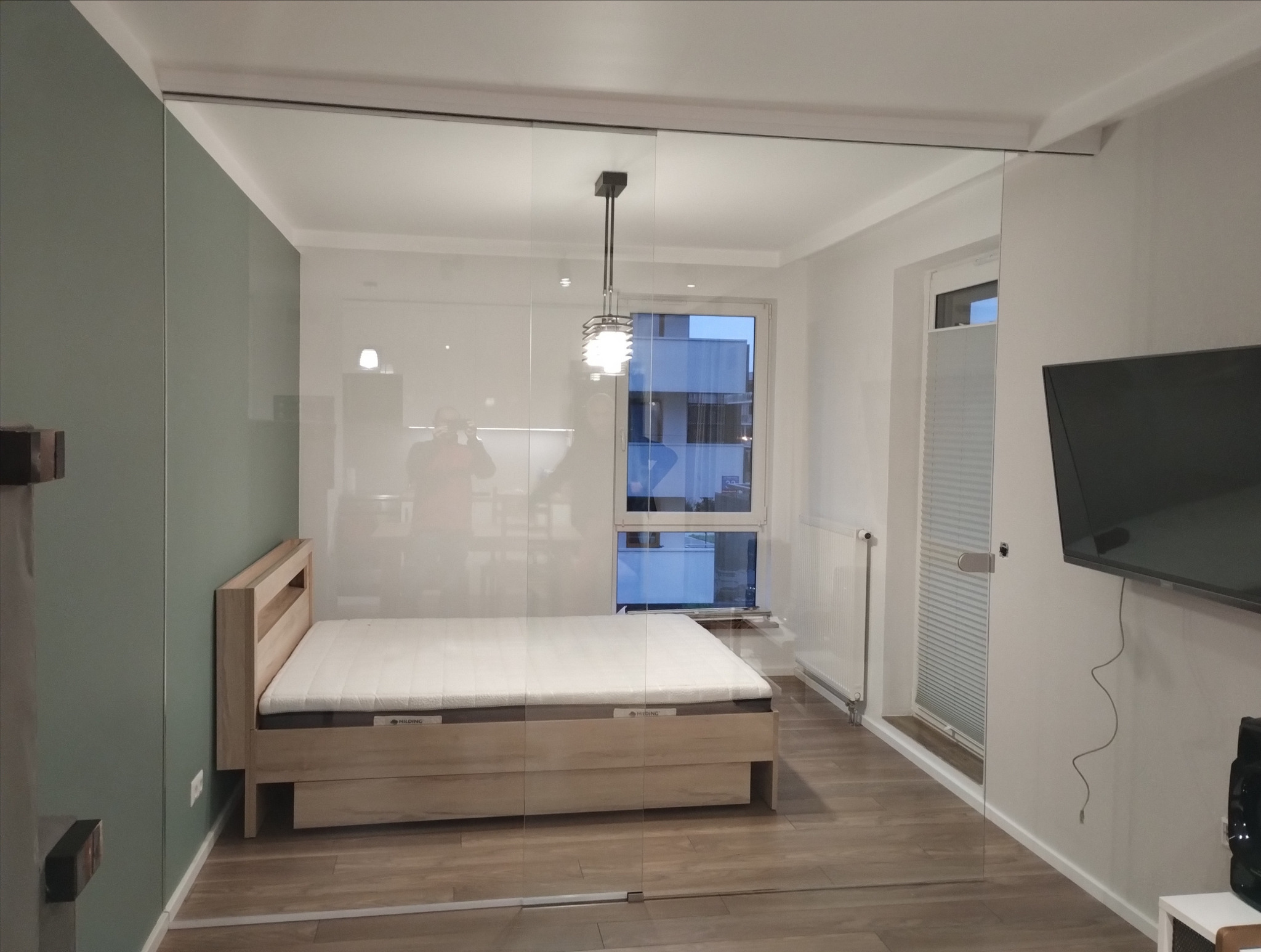 ścianka szklana z drzwiami przesuwnymi