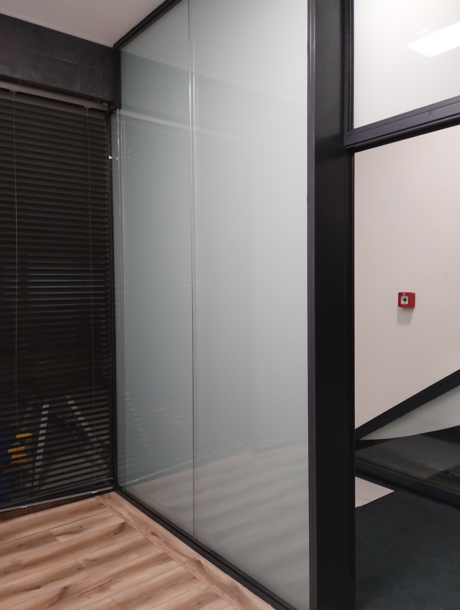 ścianka szklana podwójnie szklona o zwiększonej akustyce