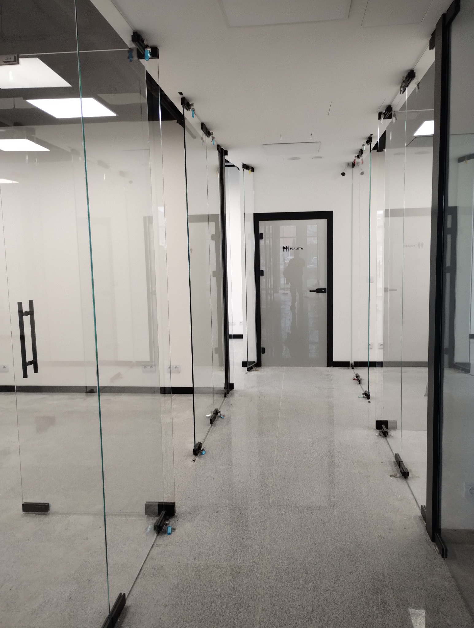 ścianki szklane z drzwiami pivotowymi