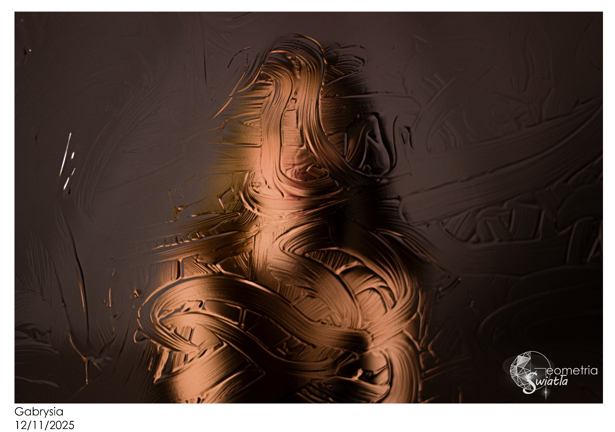 Abstrakcyjne ujęcie sylwetki kobiety, z efektem malarskich pociągnięć w odcieniach brązu i złota, tworzące unikalną kompozycję światła i cienia. Artystyczna fotografia.