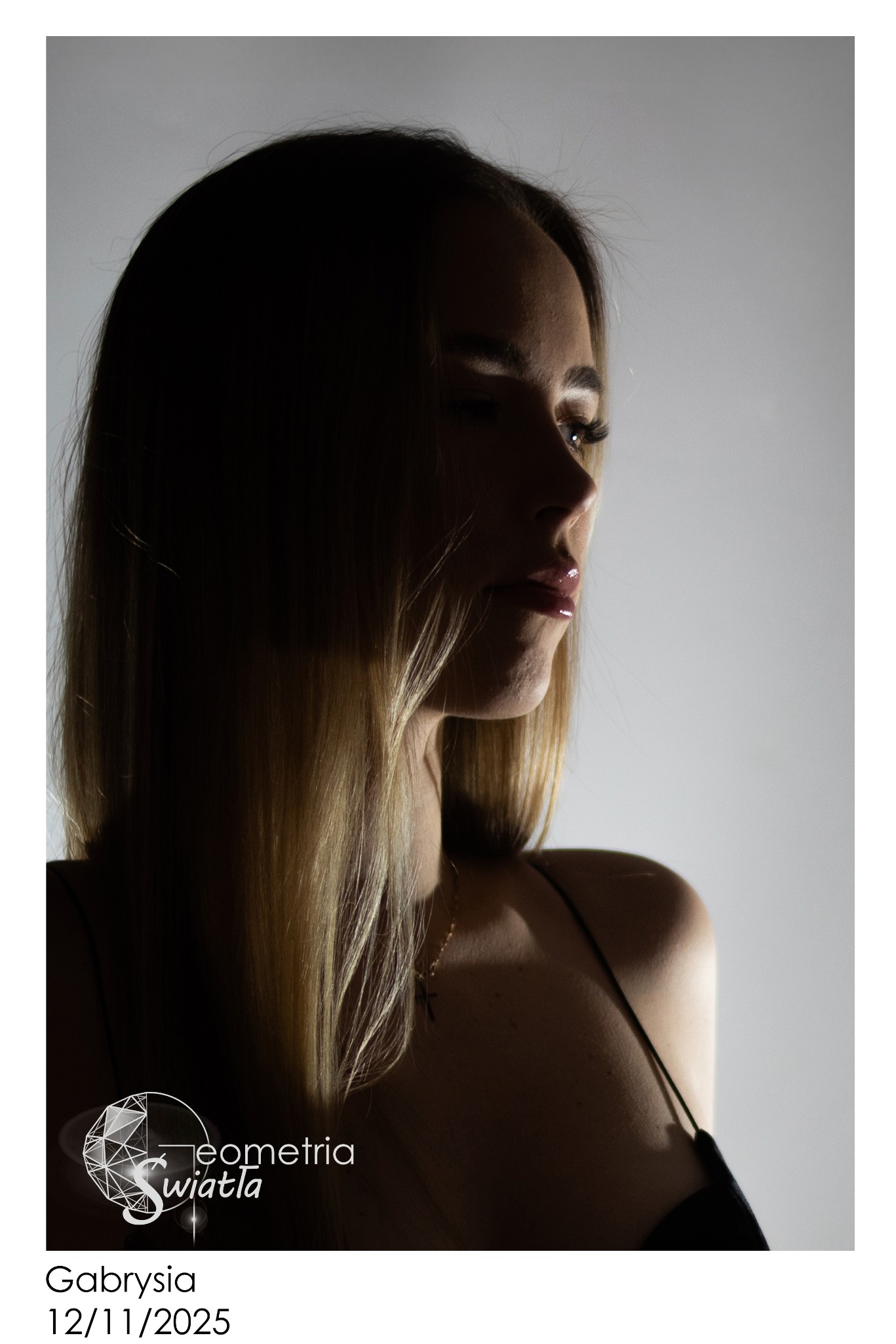 Portret kobiety z profilu, oświetlonej z boku, z widocznym logo 'Geometria Światła' i datą 12/11/2025 w dolnej części kadru. Ciemne włosy i delikatny makijaż.