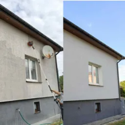 Zdjęcie 'przed i po' mycia elewacji domu jednorodzinnego. Po lewej brudna ściana, po prawej czysta, jasna elewacja. Widoczny fragment osoby myjącej ścianę specjalistycznym sprzętem.