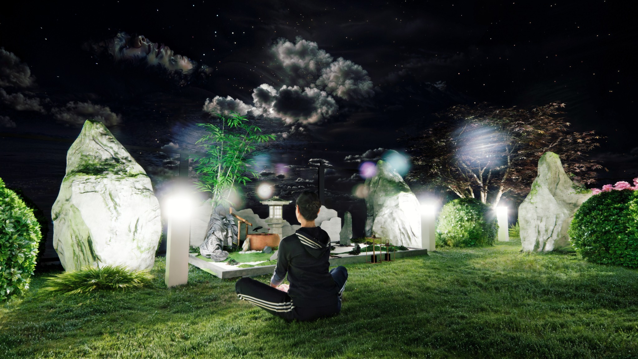 Oświetlony ogród zen nocą z kamiennymi rzeźbami, bambusem i siedzącą postacią w dresie, patrzącą na aranżację. Gwiaździste niebo w tle.
