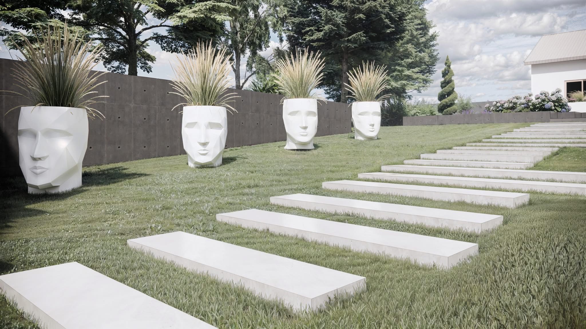Nowoczesny ogród z betonowymi ścieżkami i donicami w kształcie głowy, trawa, drzewa i dom w tle. Minimalistyczny design ogrodu.