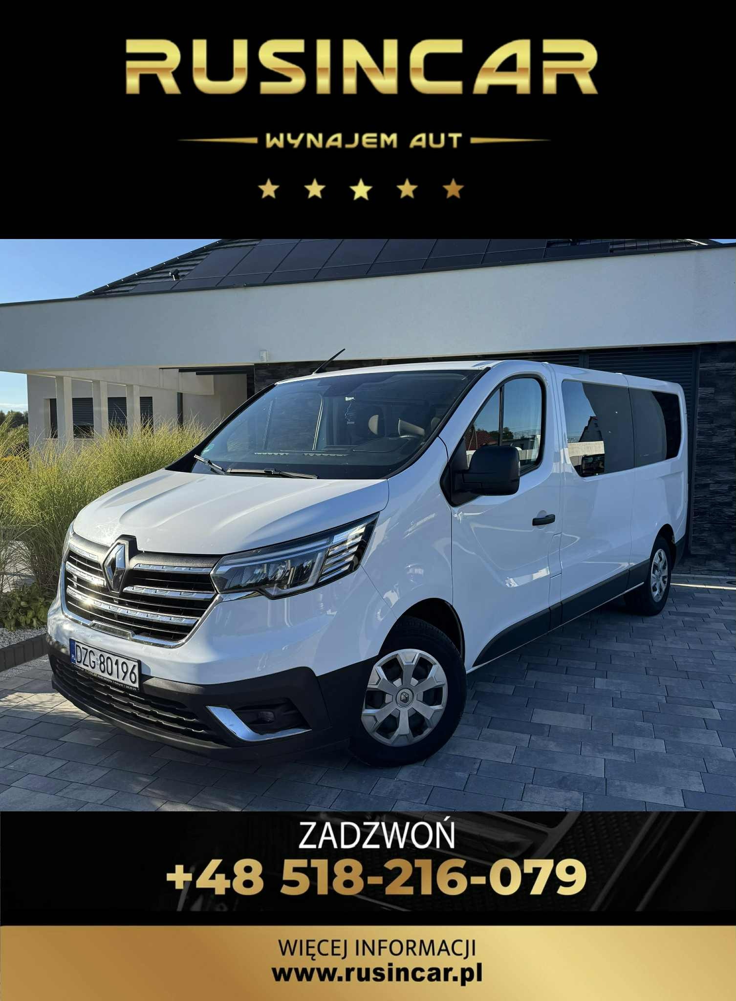 Biały Renault Trafic z widoczną tablicą rejestracyjną DZG 80196, prezentowany na tle nowoczesnego domu. Reklama wypożyczalni Rusincar z numerem telefonu i adresem strony.