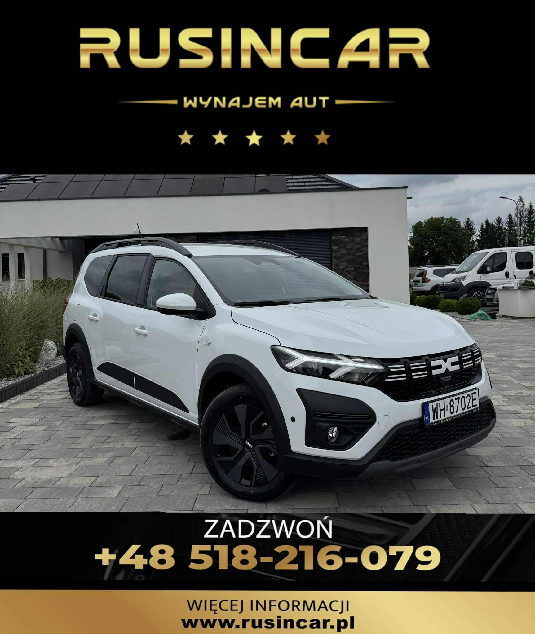 Biała Dacia Jogger z czarnymi felgami na tle nowoczesnego domu. Widoczny numer telefonu i logo Rusincar, sugerujące wynajem aut.