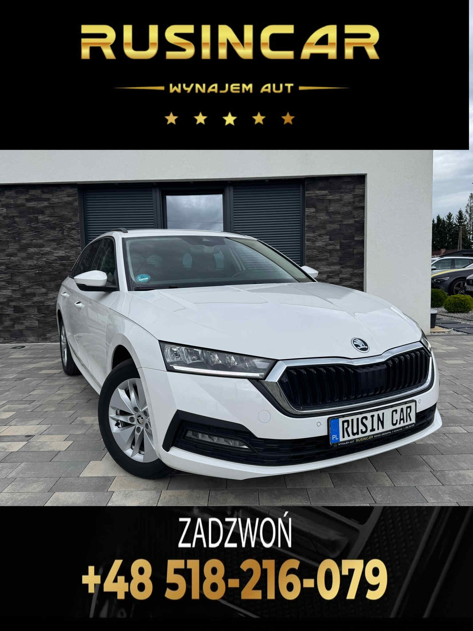 Biała Skoda Octavia z widoczną tablicą rejestracyjną RUSIN CAR na tle nowoczesnego domu. U góry logo firmy i numer telefonu do kontaktu.
