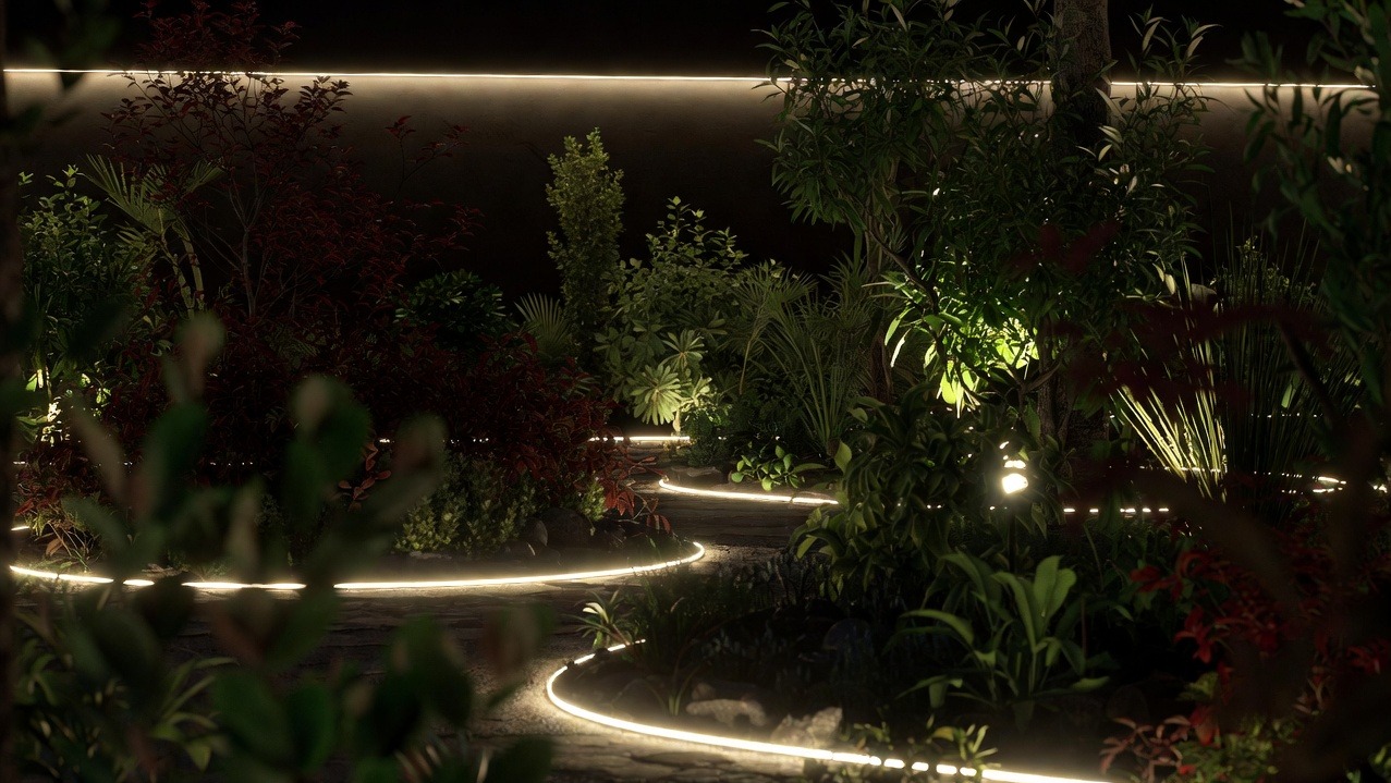 Oświetlony nocą ogród z krętą ścieżką, której krawędzie podkreślone są subtelnym, ciepłym światłem. Roślinność różnorodna, od krzewów po drzewa, tworzy intymną atmosferę.