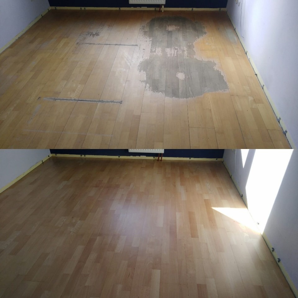 Parkiet przed i po renowacji. Górna część z widocznymi uszkodzeniami, dolna po odnowieniu, z połyskiem. Widok z góry, jasne wnętrze.