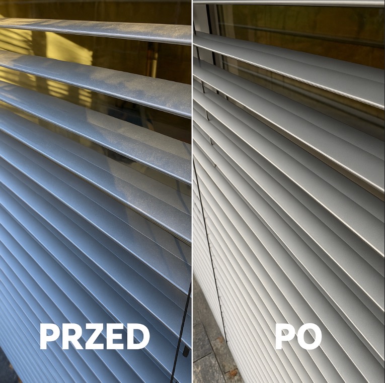 Żaluzje aluminiowe: porównanie stanu przed i po czyszczeniu. Lewa strona zakurzona, prawa czysta i lśniąca. Widoczne detale konstrukcji.