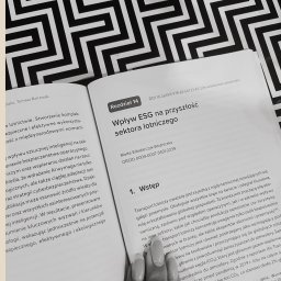 Marta Włodarczyk-Woźniczko Prawnik Przejęcia i finansowania spółek Corporate Governance Compliance Prawo bankowe - Otwarta książka na wzorzystym tle, rozdział o wpływie ESG na przyszłość sektora lotniczego. Tekst w języku polskim, widoczne fragmenty tekstu i tytuł rozdziału.