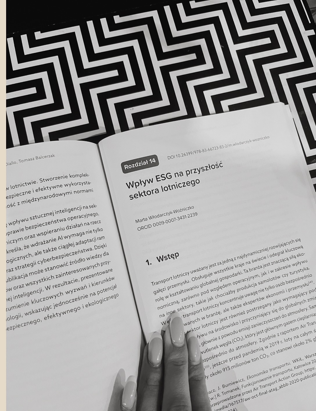 Otwarta książka na wzorzystym tle, rozdział o wpływie ESG na przyszłość sektora lotniczego. Tekst w języku polskim, widoczne fragmenty tekstu i tytuł rozdziału.