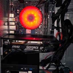 Kompletne czyszczenie i konserwacja komputera, wraz z formatowaniem systemu, aktualizacjami oraz potrzebnymi sterownikami i programami. Ustawienie profilu xpm na kościach RAM