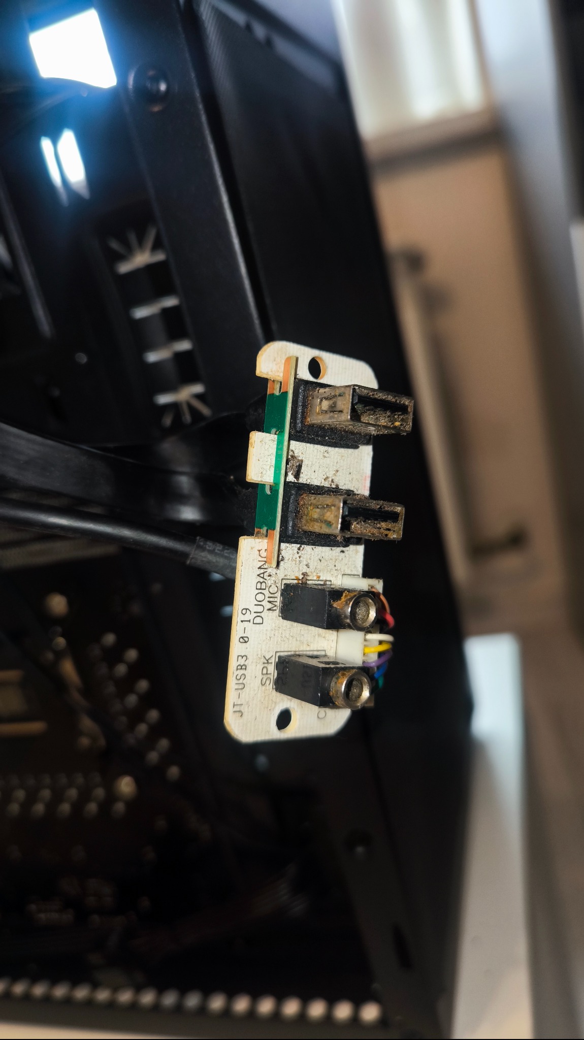 Wymiana uszkodzonych I/O (wejść/wyjść) USB oraz Audio