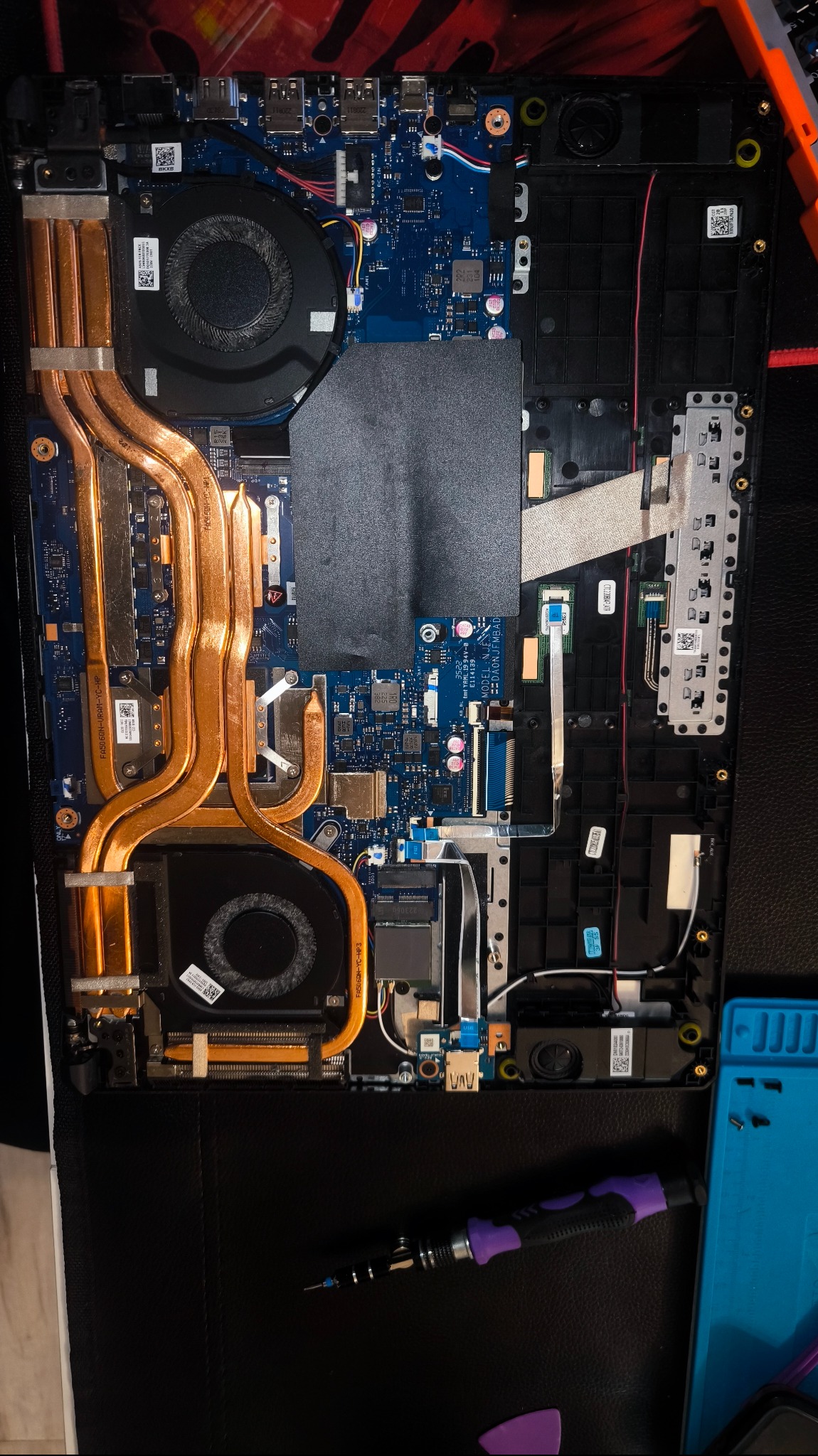 Kompleksowe czyszczenie i wymiana pasty termoprzewodzącej w Laptopie