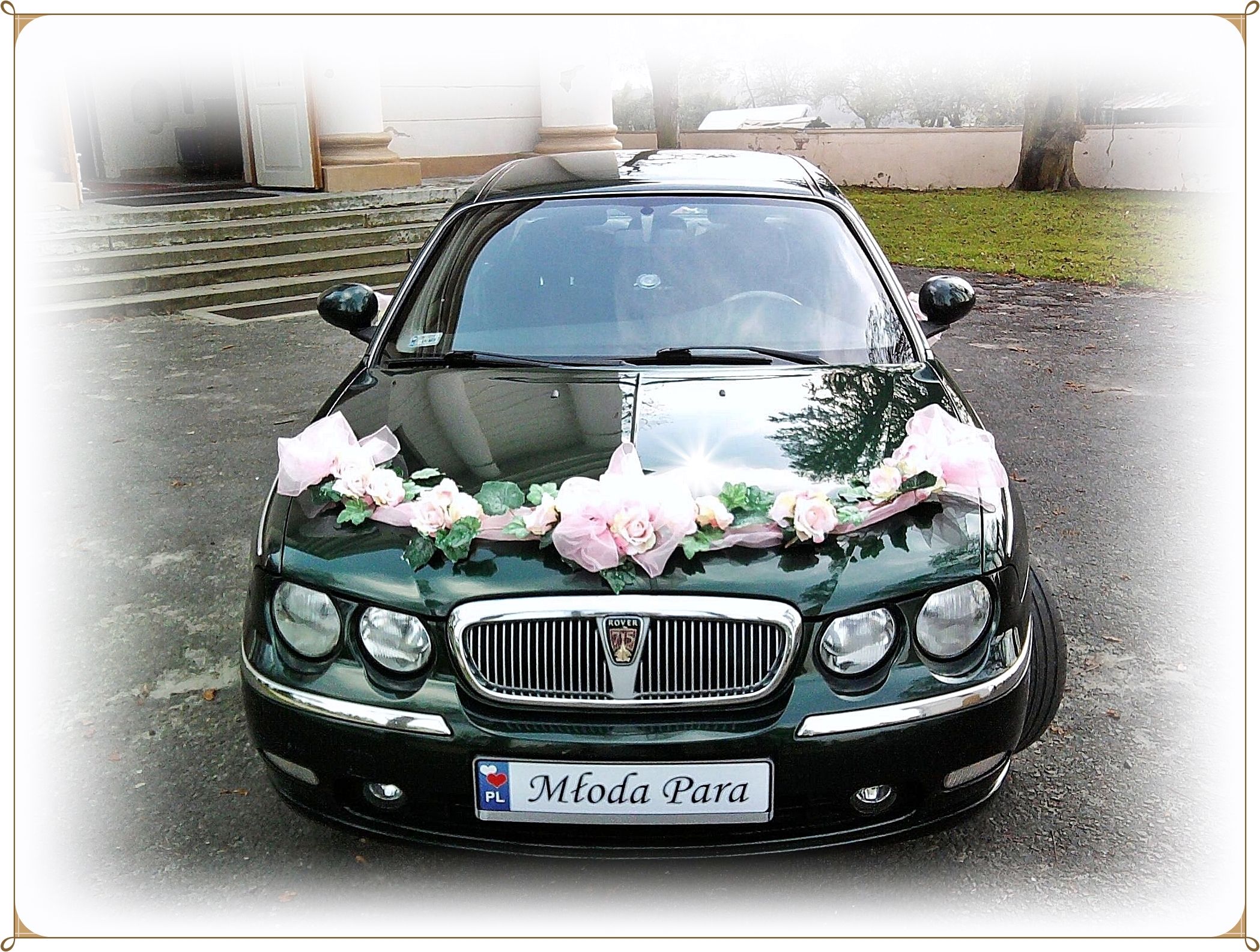 Ciemnozielony Rover 75 udekorowany kwiatami i wstążkami, z tablicą rejestracyjną 'Młoda Para', Lublin.