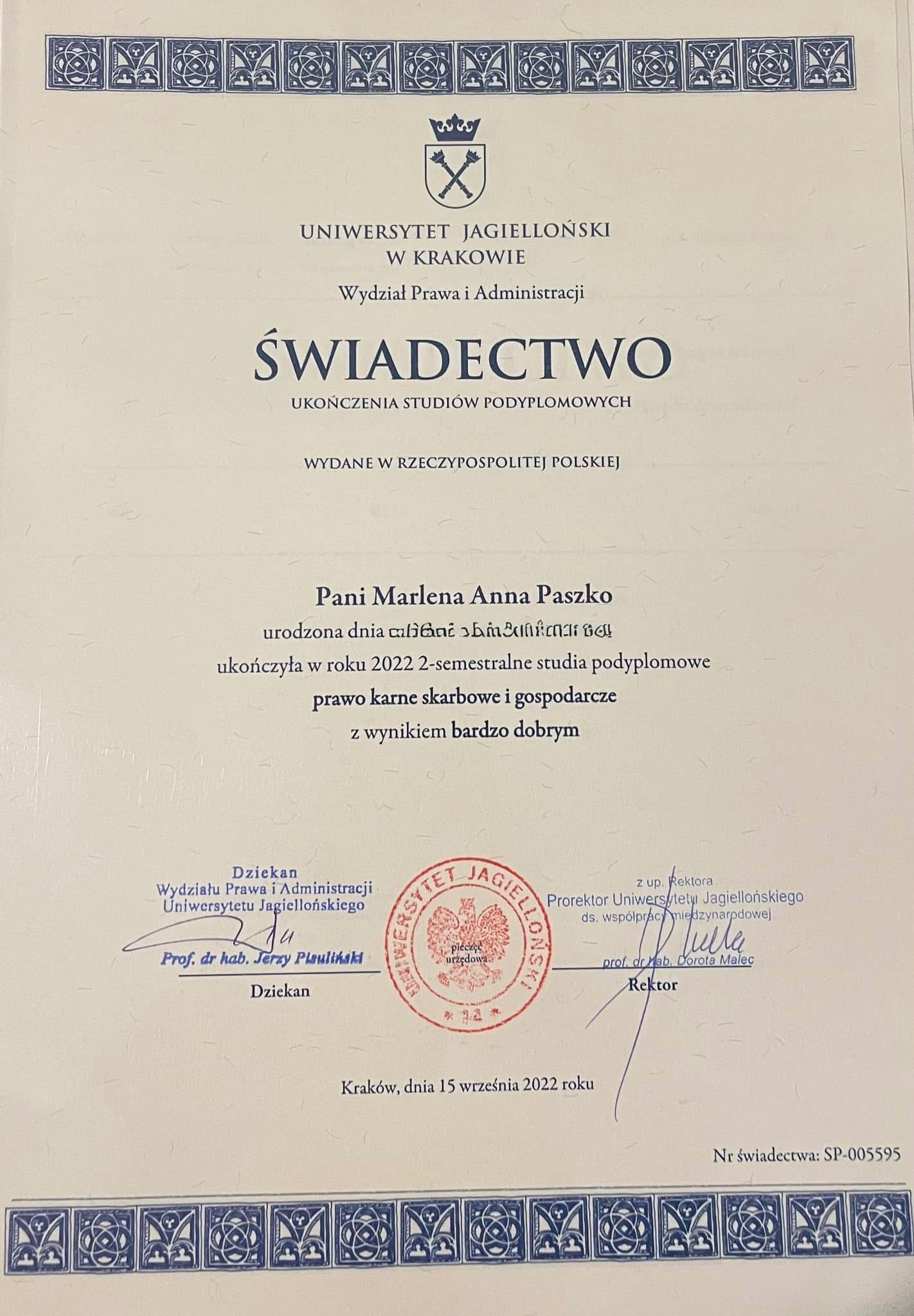 Skan świadectwa ukończenia studiów podyplomowych z prawa karnego skarbowego i gospodarczego, wydanego przez Uniwersytet Jagielloński w Krakowie.