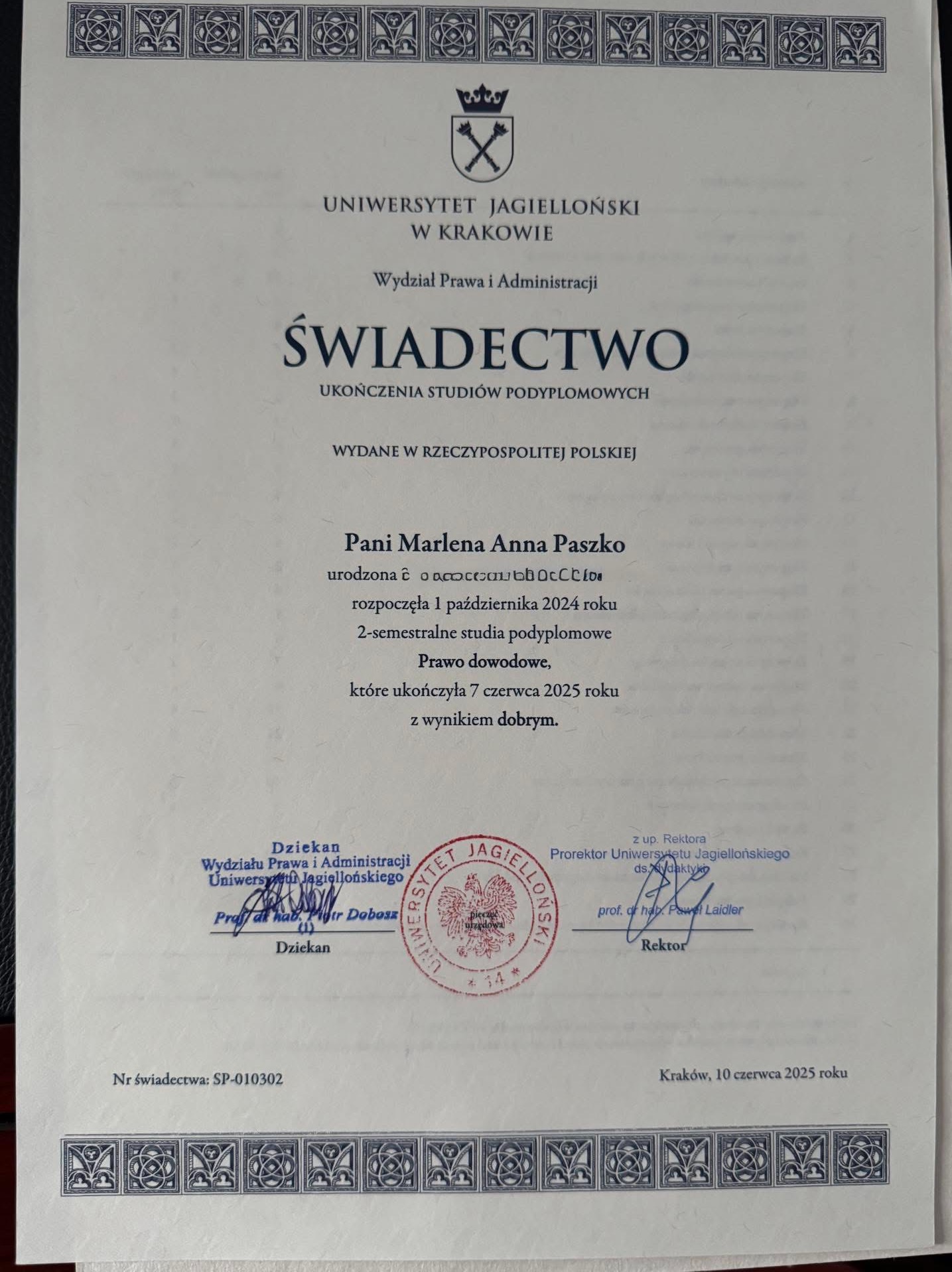 Świadectwo ukończenia studiów podyplomowych z Prawa Dowodowego Uniwersytetu Jagiellońskiego w Krakowie, wydane w Rzeczypospolitej Polskiej.
