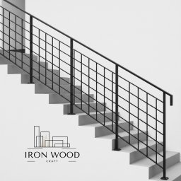 Iron Wood Craft - Minimalistyczne schody z czarną, metalową poręczą o geometrycznym wzorze, osadzoną na szarych stopniach. Widoczny logotyp firmy Iron Wood Craft.