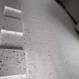 Rafał Muller LOGOS - Dom jednorodzinny. Układanie styropianu na podłodze przed posadzką.