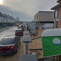 Mur wokół domu już zakończony blachą mocowaną na płycie OSB łączenia blach na felc stojący.
