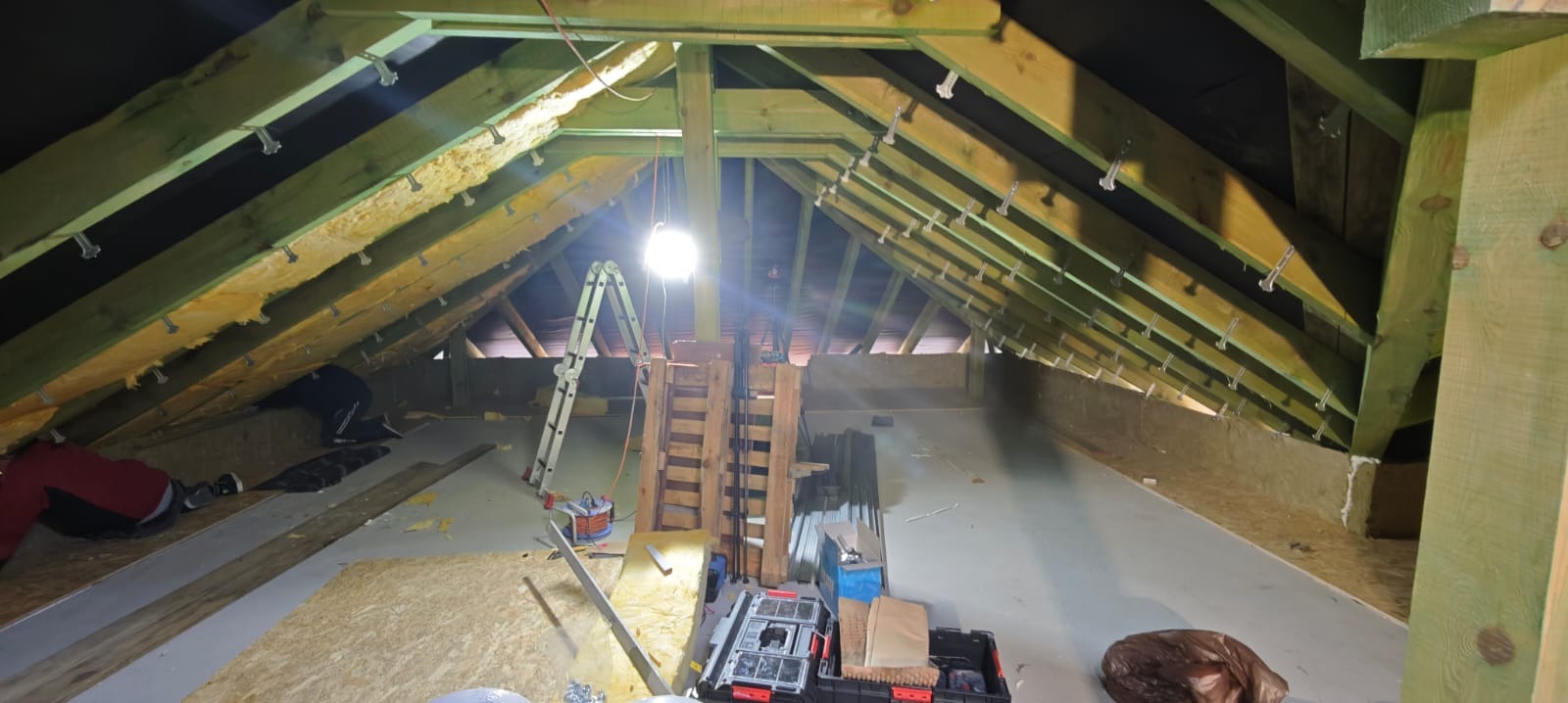 Docieplenie poddasza + montaż profili dla płyt gipsowo kartonowych. Docieplenie podłogi i montaż płyt OSB