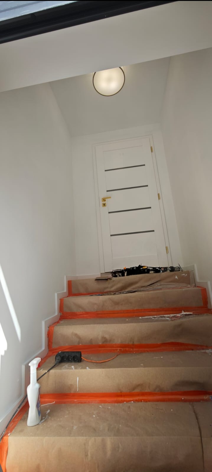 Hol w domku jednorodzinnym. Szpachlowanie ścian plus malowanie.