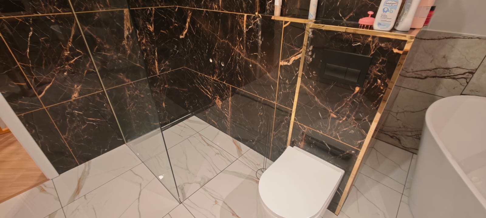 Łazienka od podstaw. Hydraulika, kanalizacja, glazura i biały montaż