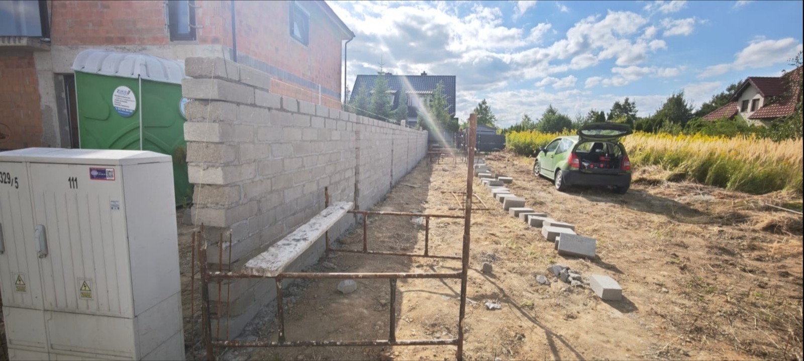 Ogrodzenie w domu jednorodzinnym z bloczka cementowego, 28 palet bloczka, 50 mb 2,20 wysoki