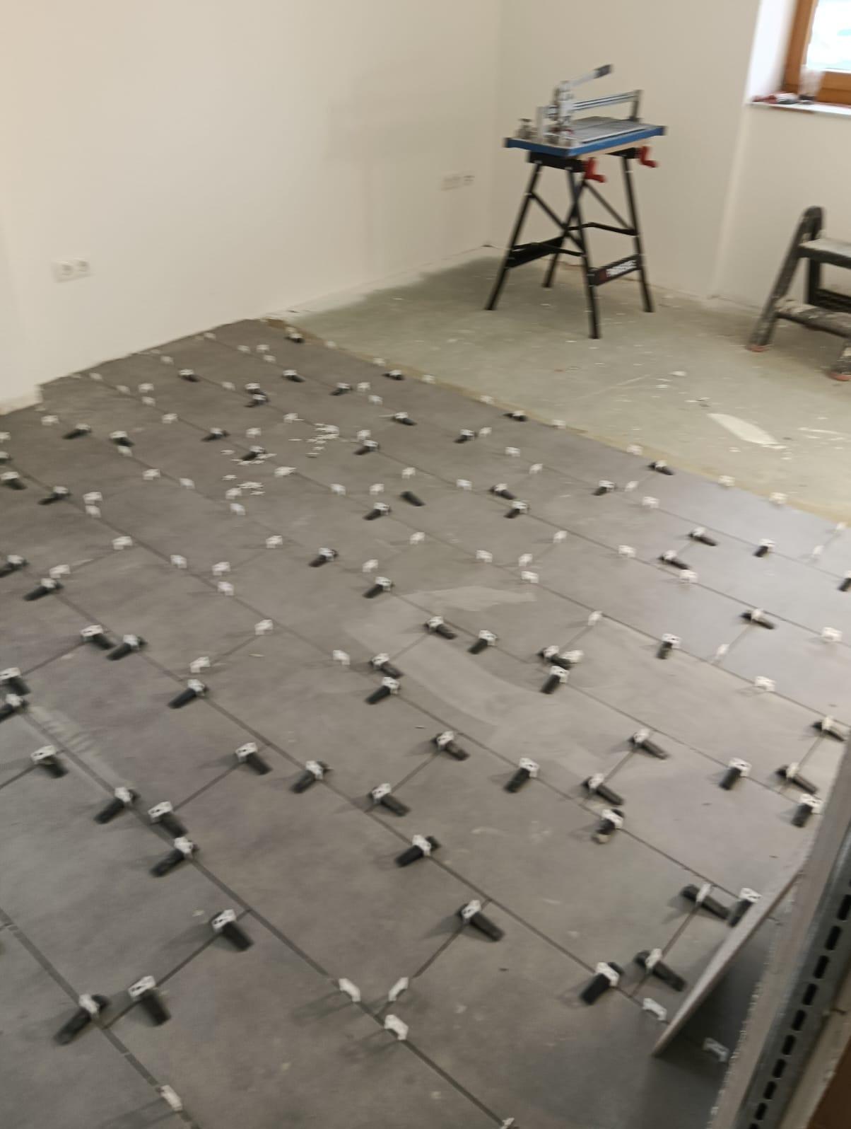 Podłoga w kaflach gresowych 30x60, całe mieszkanie 80m²